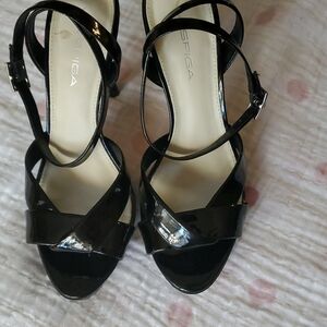 Stilettos‎